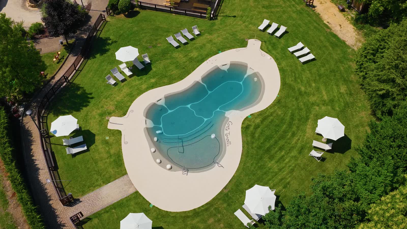 Veduta aerea di una piscina biodesign a Corte Tonolli