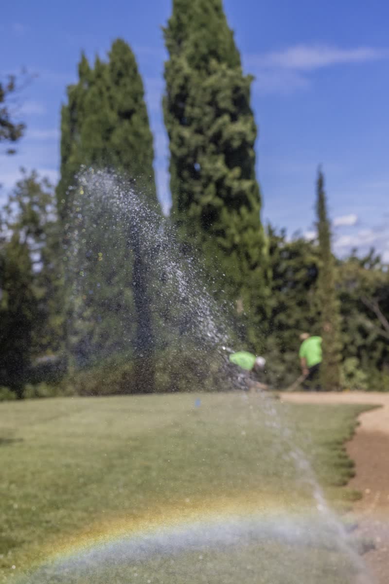 Irrigatore in funzione con arcobaleno