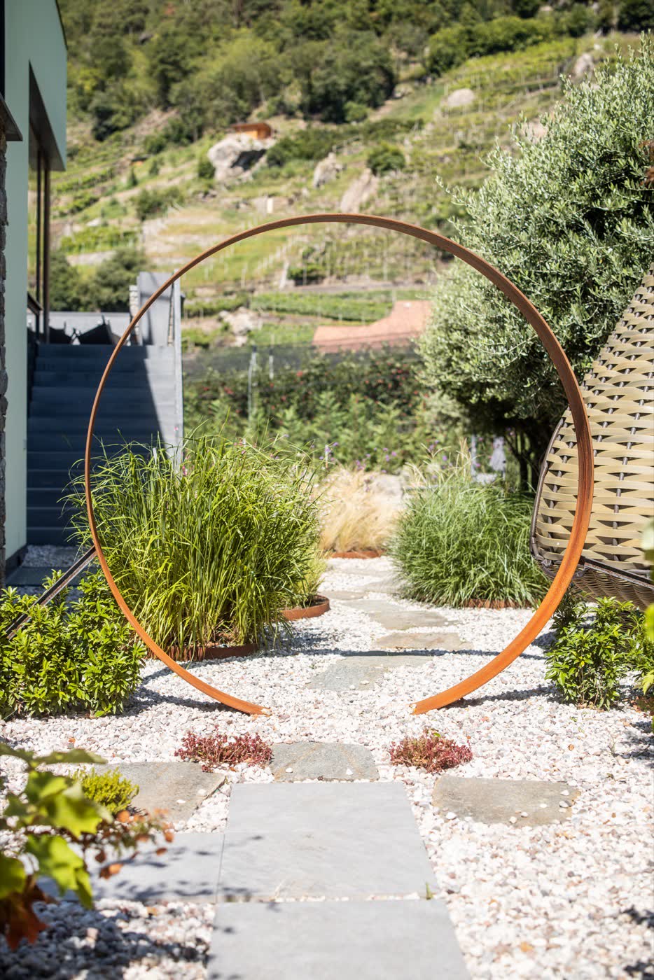 Cerchio in corten fra le graminacee