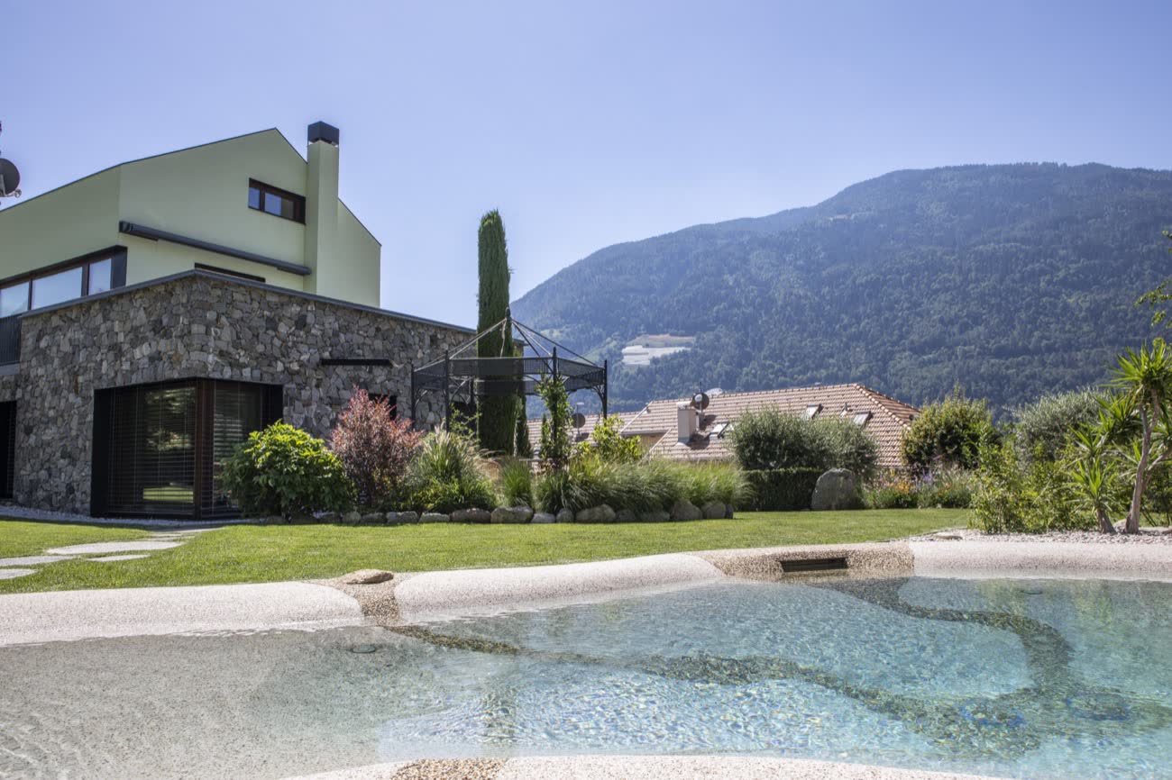 La piscina naturale nel prato