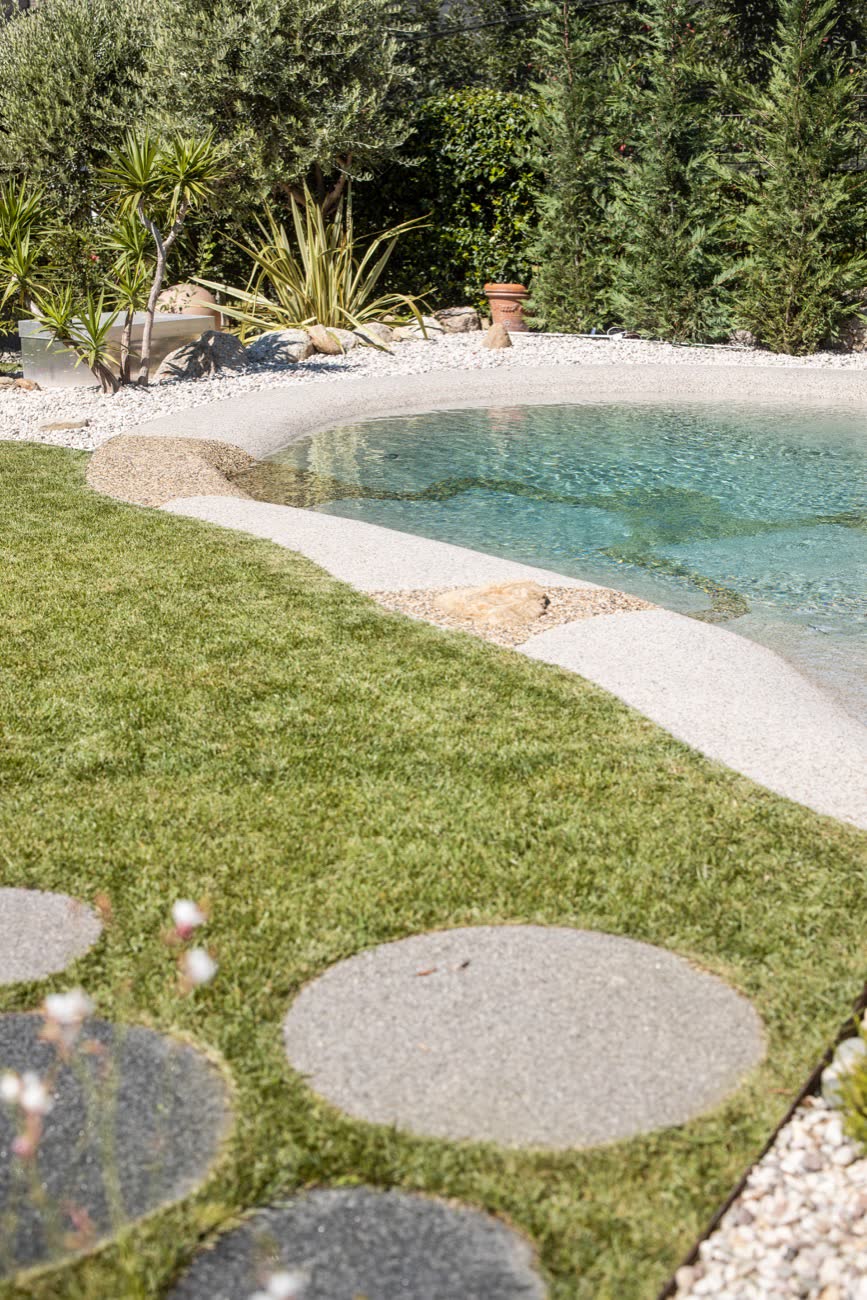 Prato e piscina naturale