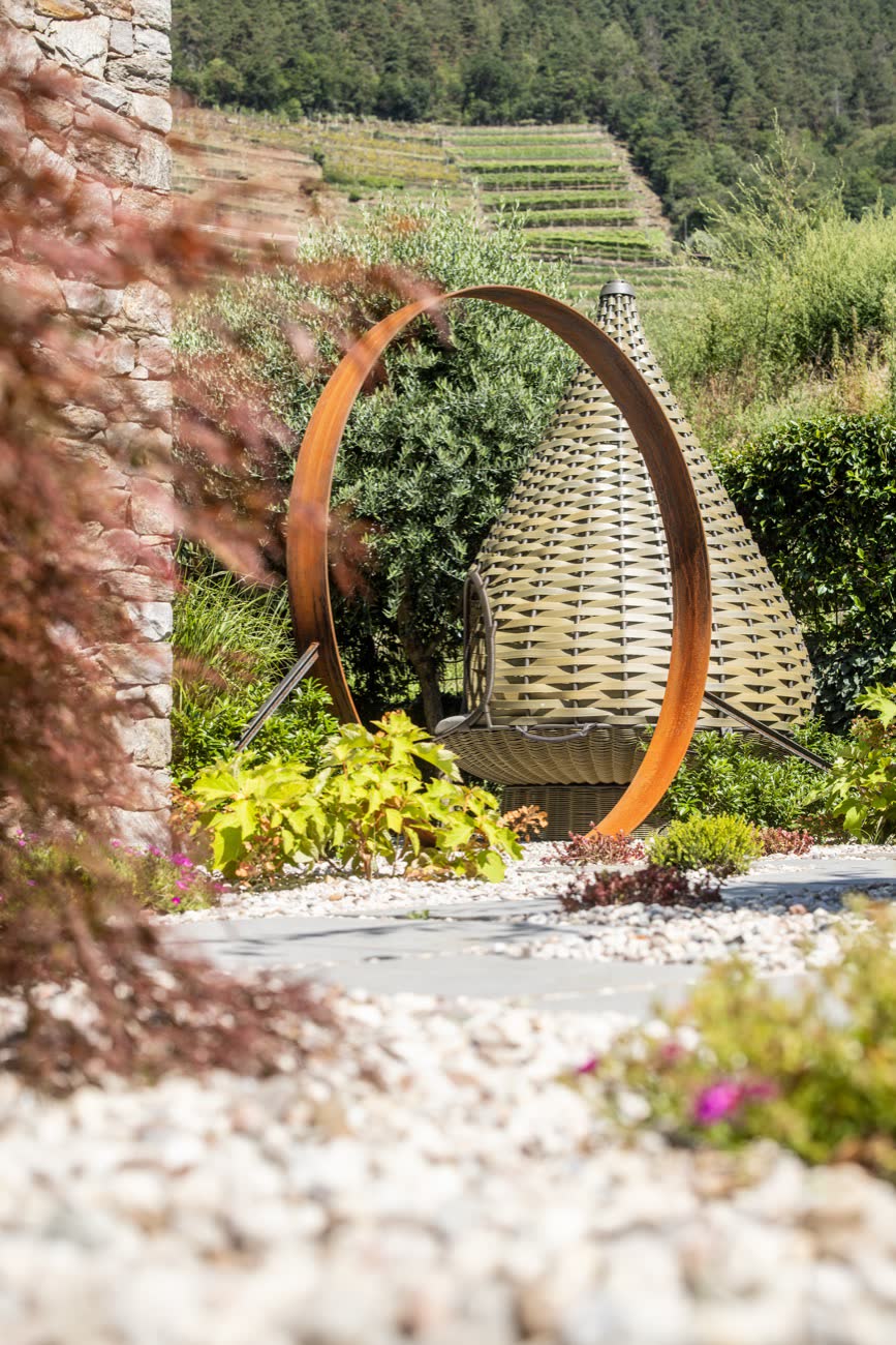 Cerchio in corten fra le piante