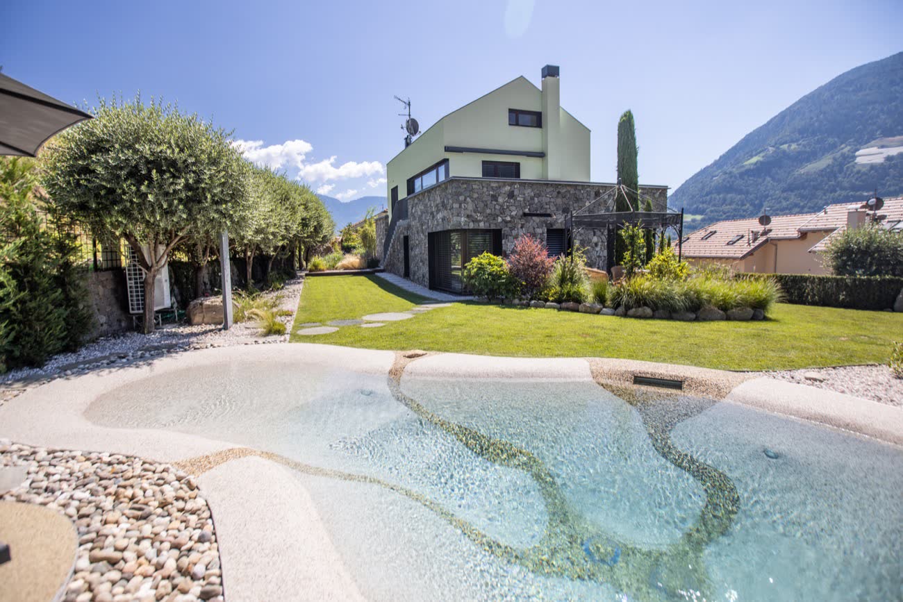 Lettini a bordo della piscina naturale