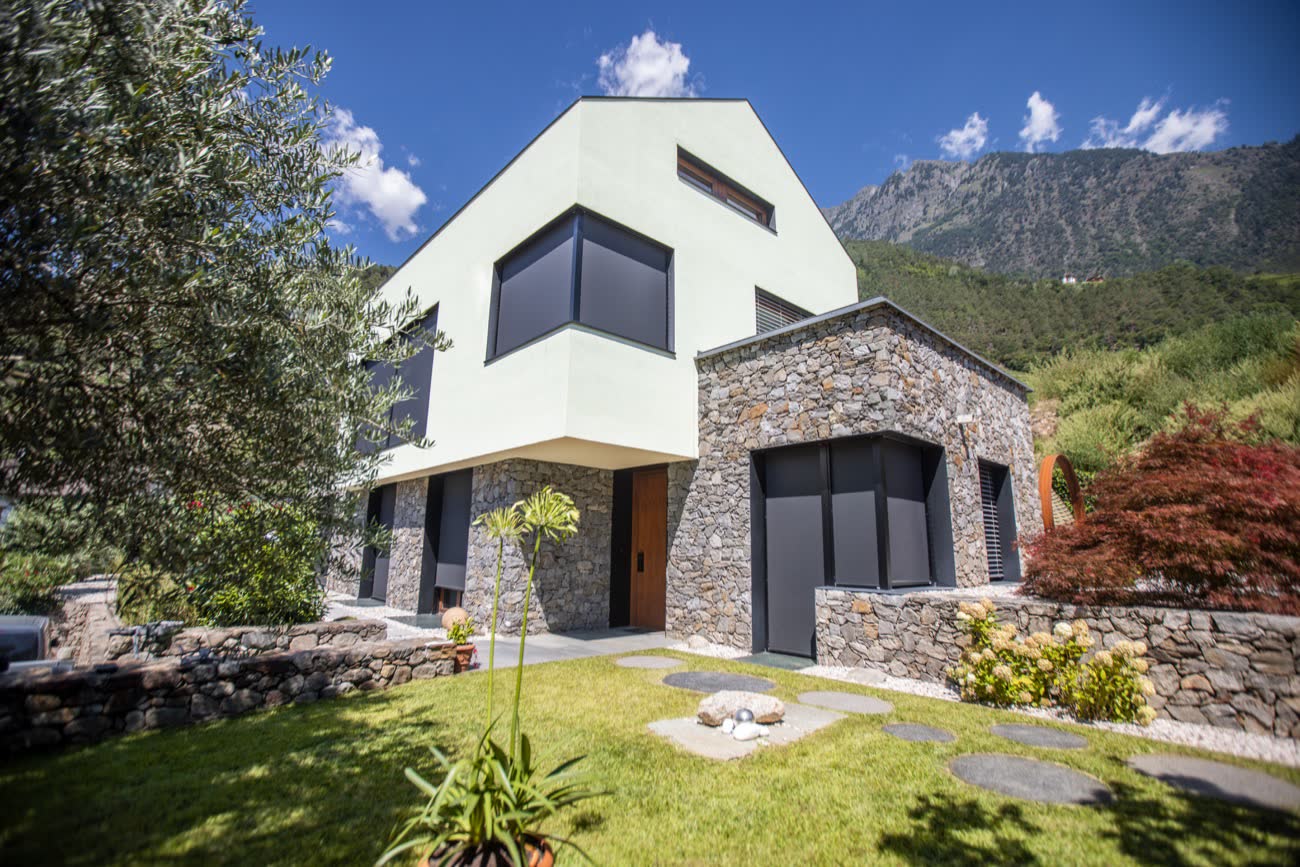 La casa e il giardino verso le montagne