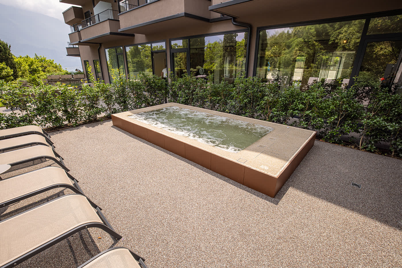 ICONIA con bordo color corten tra le siepi
