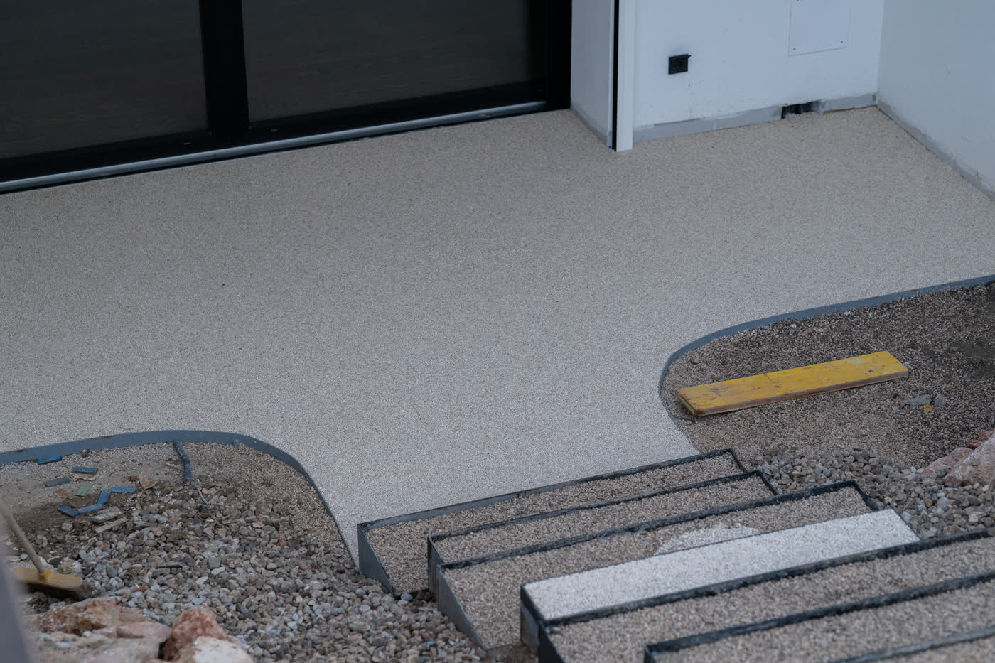 Pavimentazione continua all'ingresso di casa