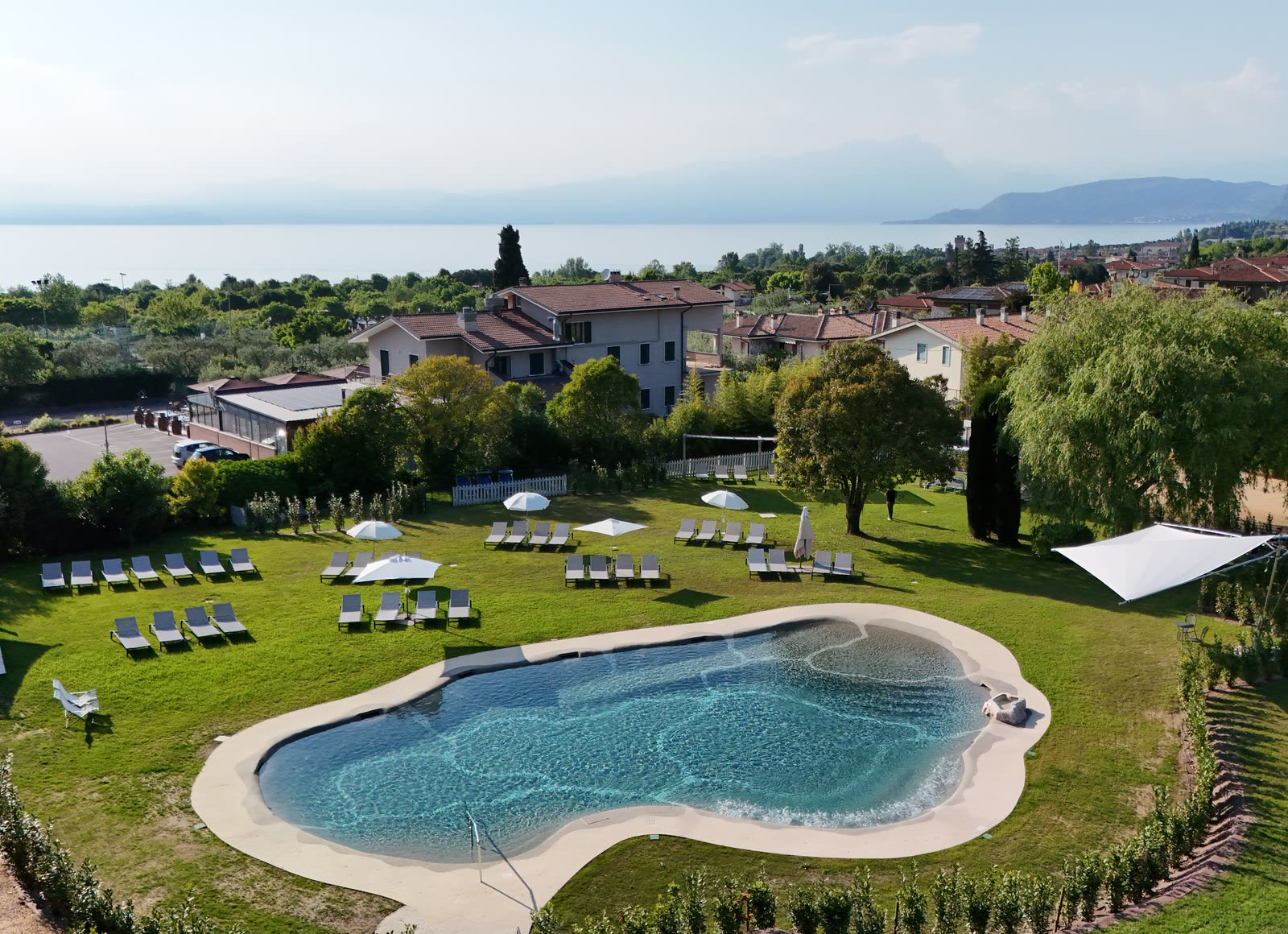 Piscina biodesign affacciata sul Lago di Garda