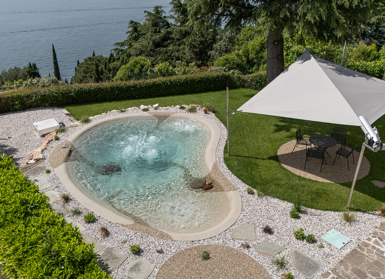 Piscina biodesign con vista sul lago