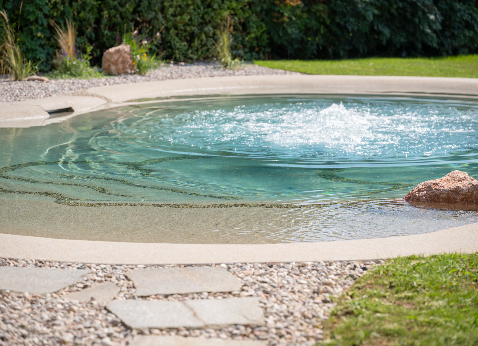Zona idromassaggio di una piscina biodesign