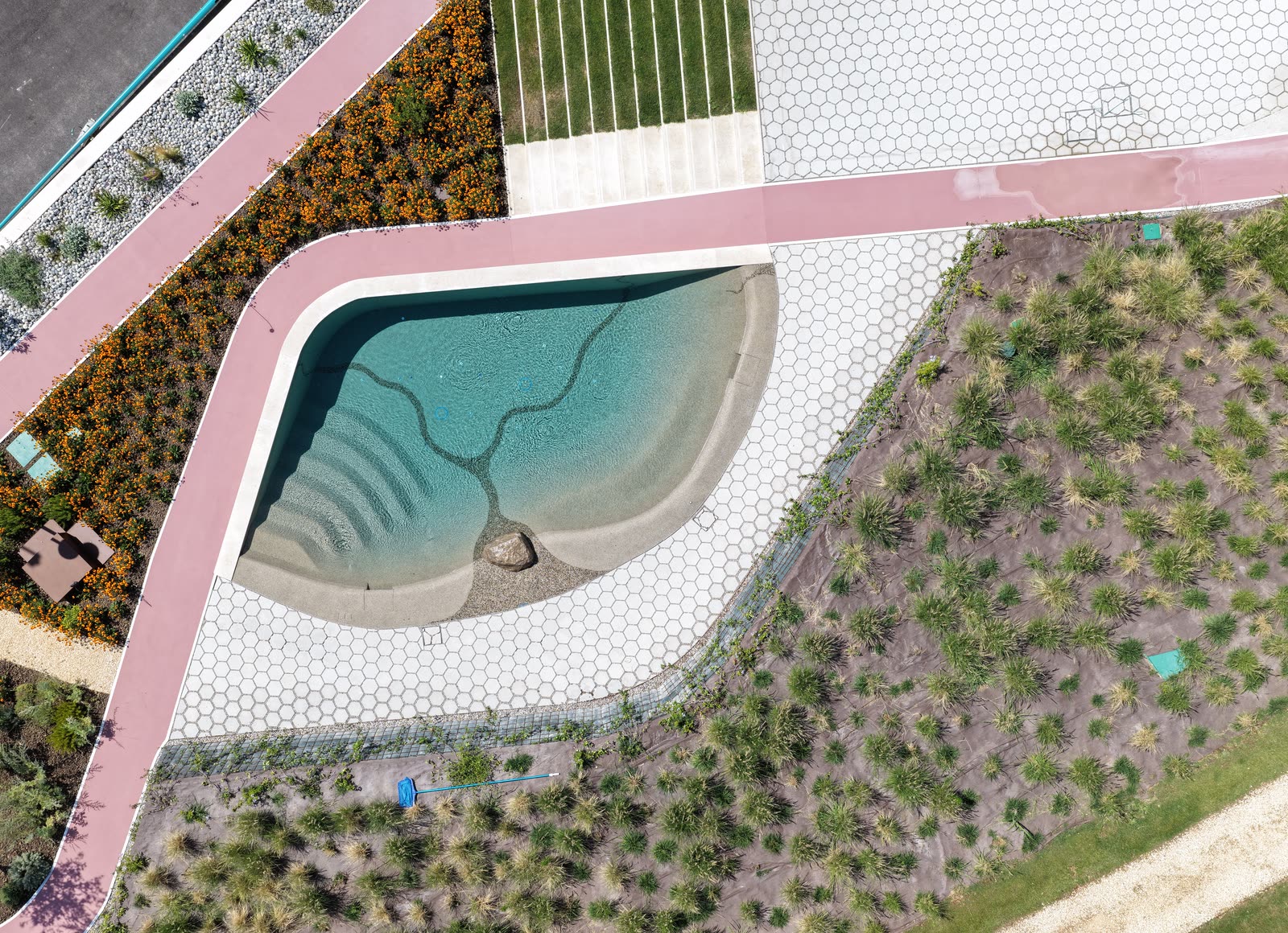 Veduta dall'alto di una piscina biodesign