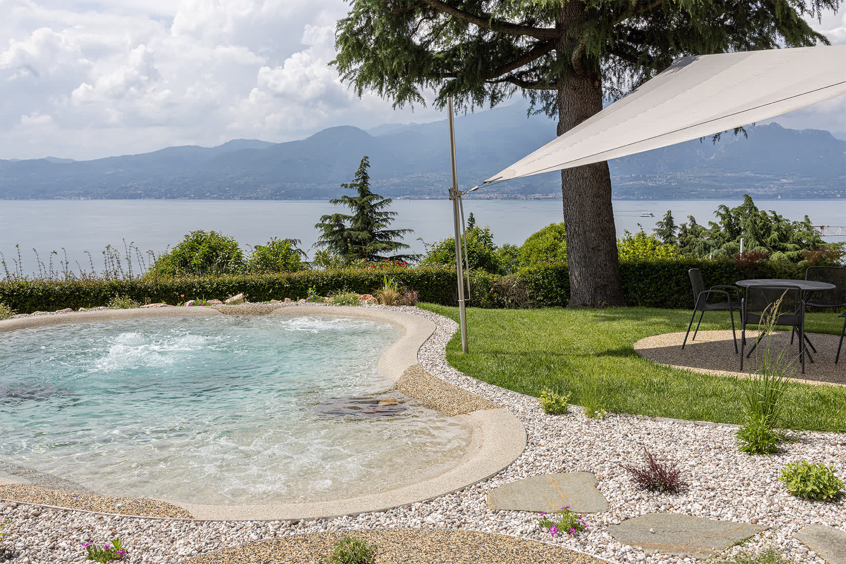 Piscina biodesign affacciata sul Lago di Garda