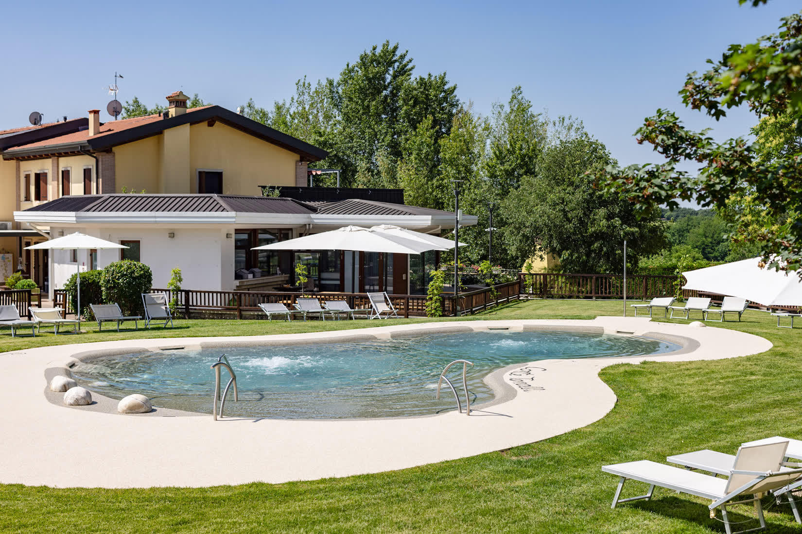 Piscina biodesign davanti alla casa