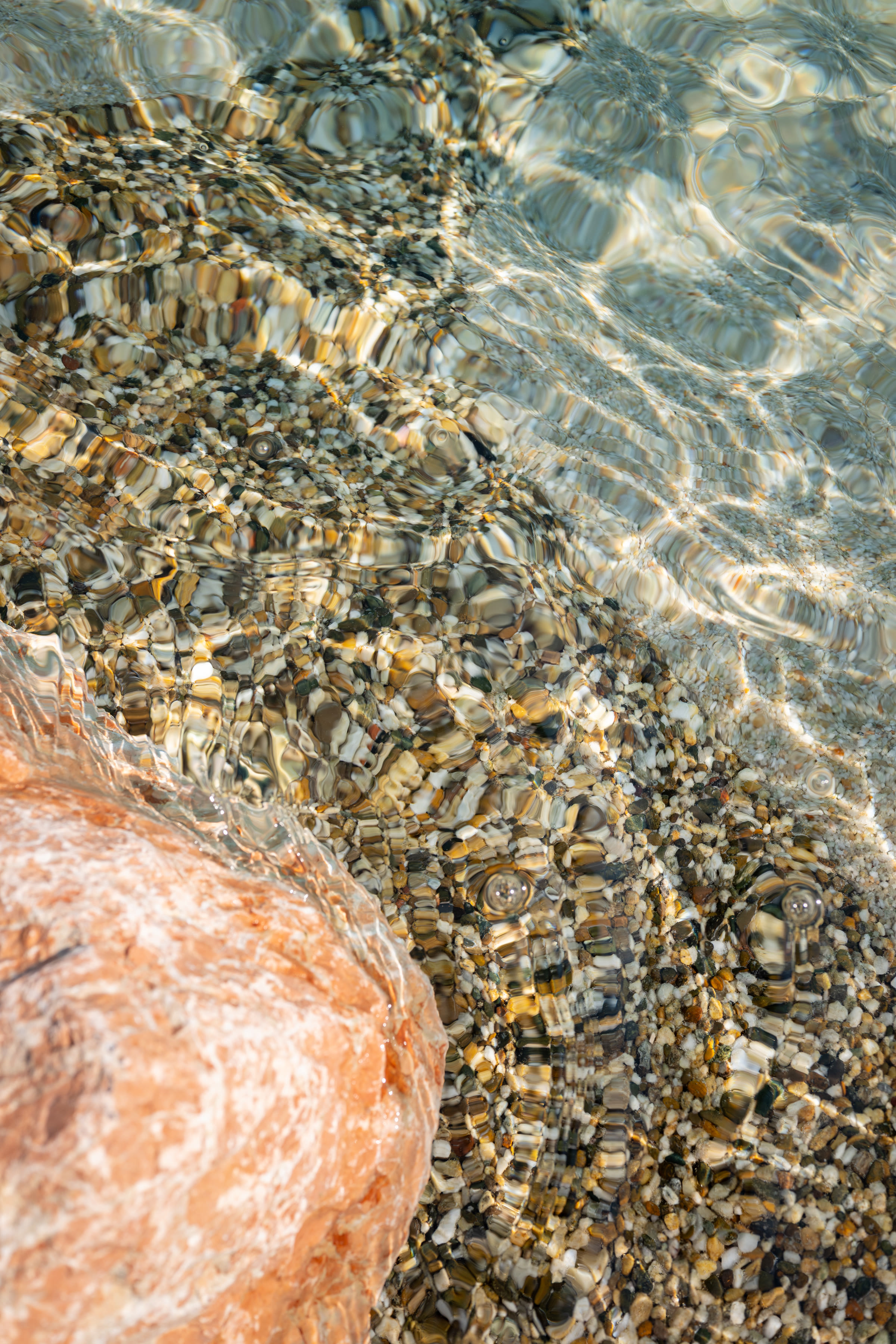Dettaglio dell'acqua sui ciottoli del fondo