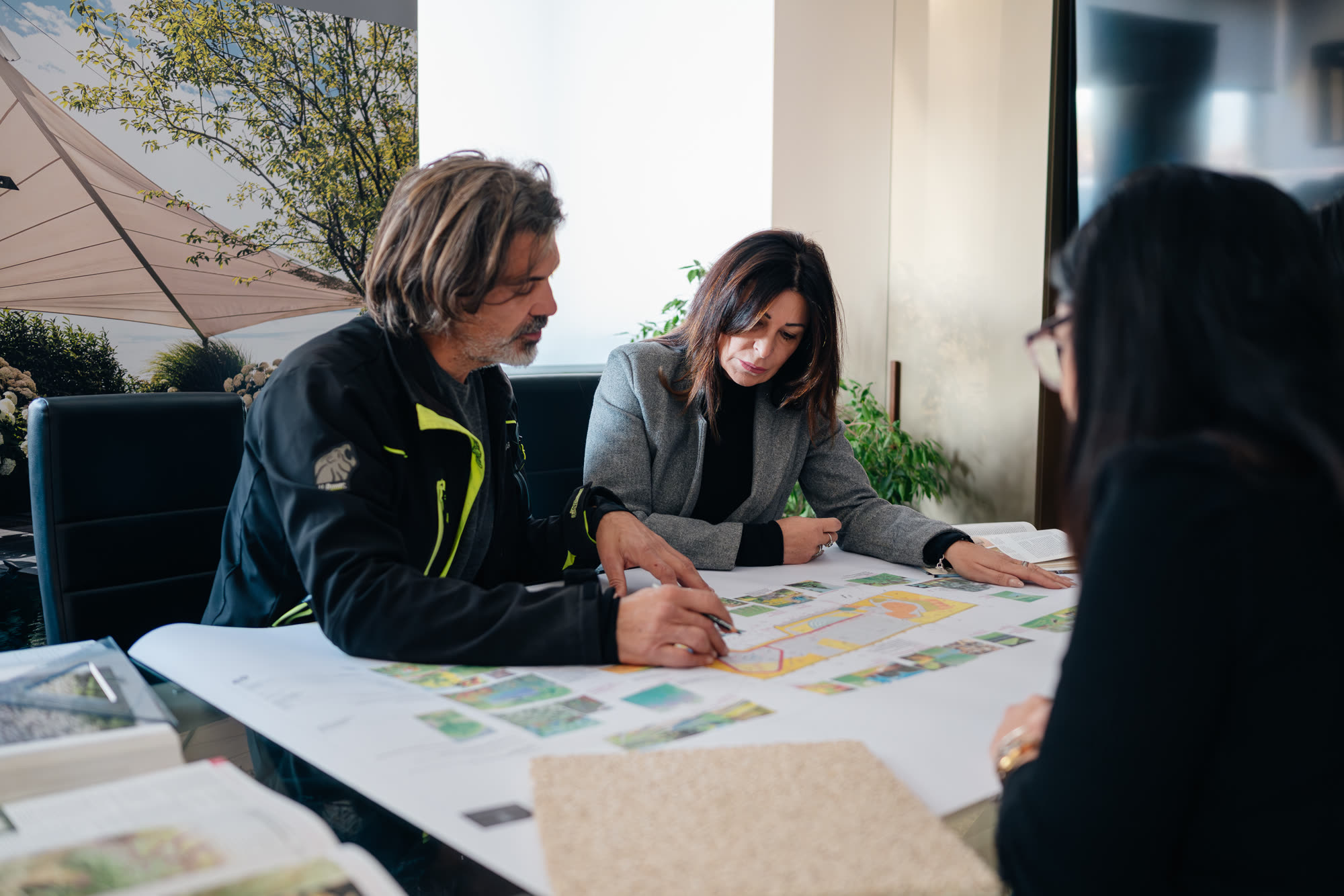 Lo studio di progettazione con la planimetria di un giardino sullo schermo