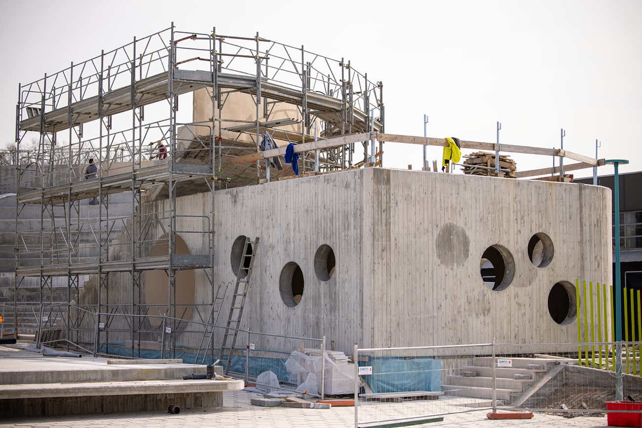 L'edificio in costruzione dentro al progetto del verde