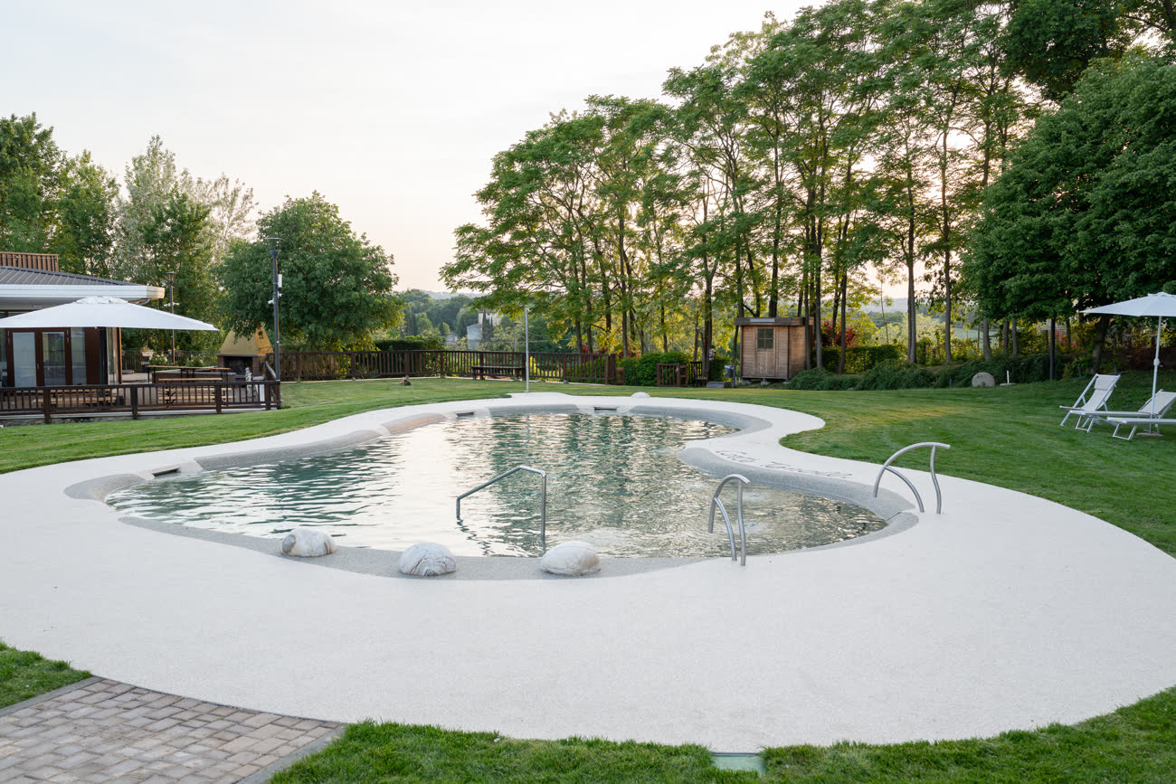 Il giardino finito con la piscina naturale