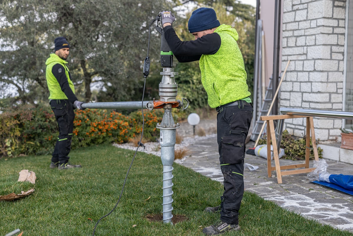 Due operatori con la trivella per il basamento