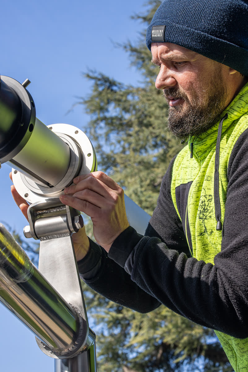 Operatore che porta in spalla il palo della vela