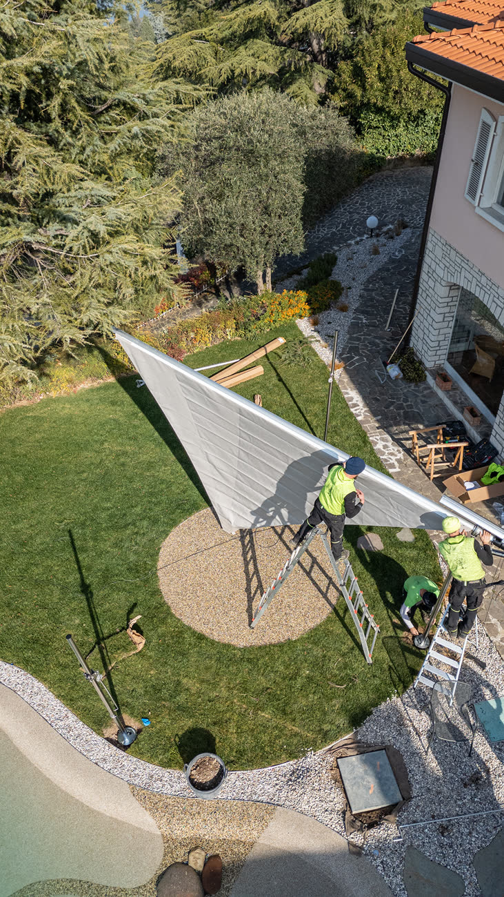 Vela nel giardino vista dal drone