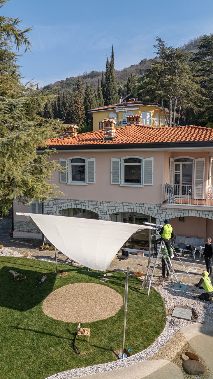 Vela e piscina dall'alto