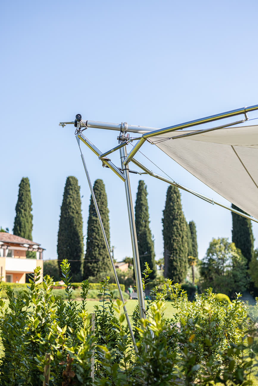 Vela tesa sopra la zona relax