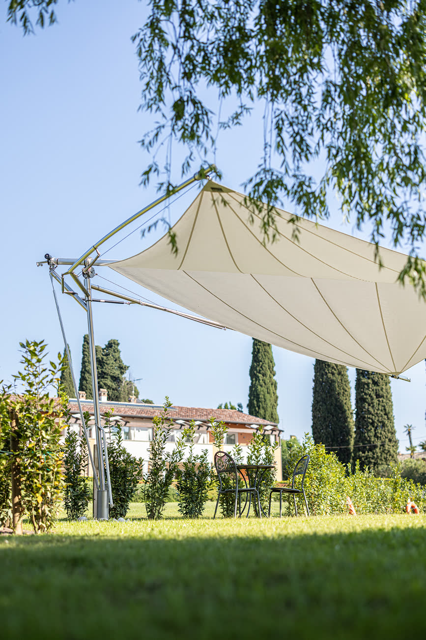 Vela bianca contro il cielo