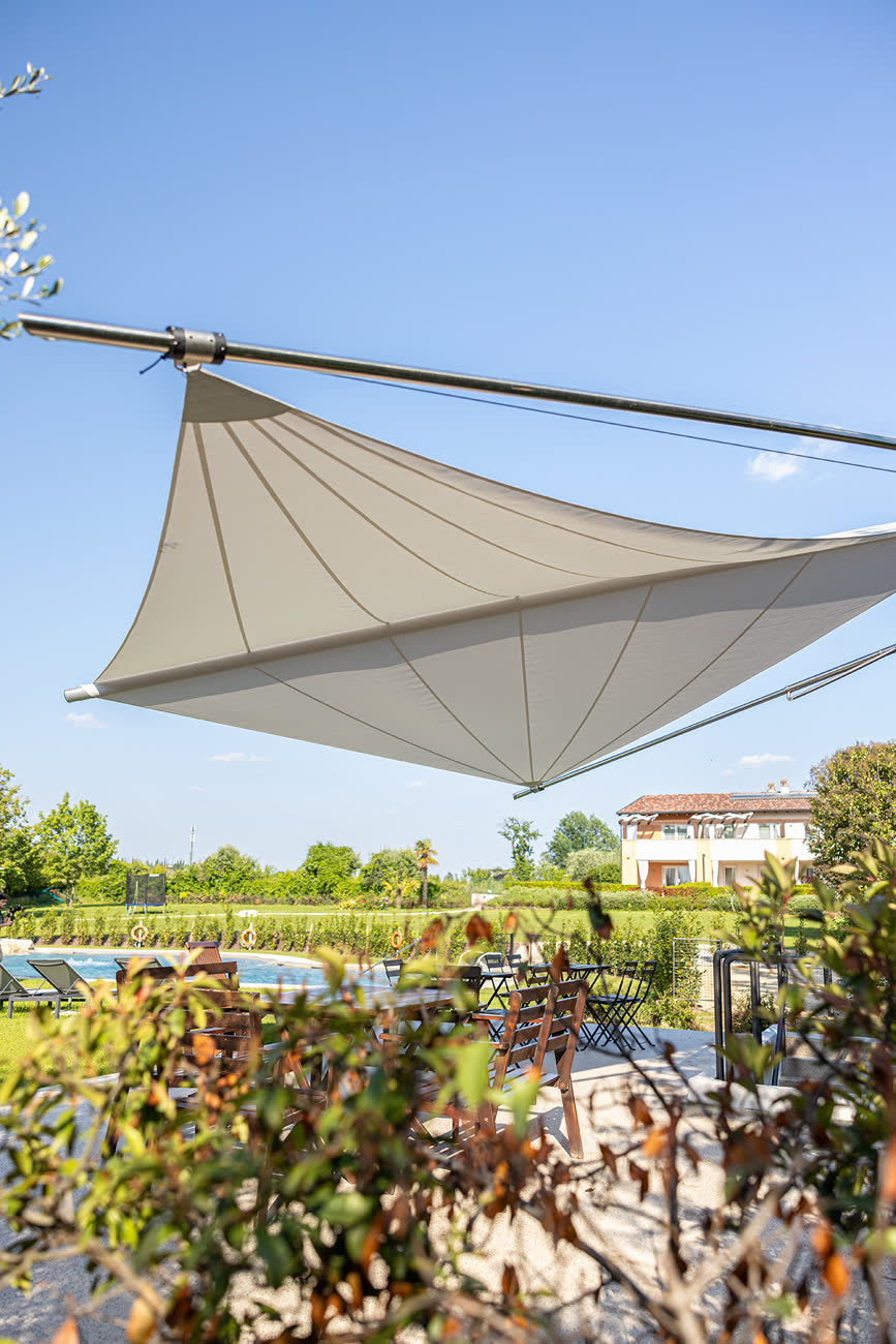 Vela fra gli alberi del giardino